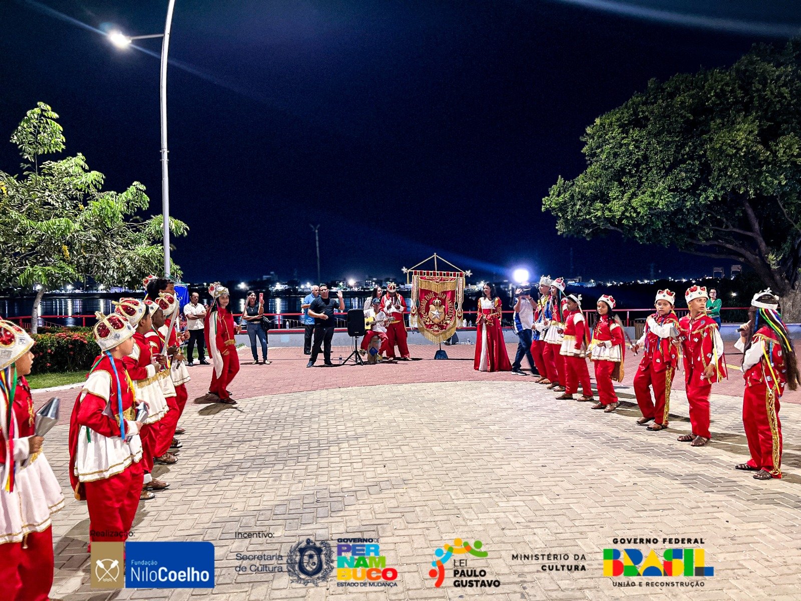 Leia mais sobre o artigo Na última Sexta-Feira, vivemos uma noite mágica com o Encerramento do Projeto Oficina de Reisado na Orla de Petrolina!